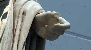 Detalle de la mano de la estatua de Augusto capite velato