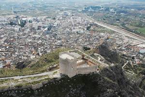 Vista area del Castillo de Jumilla con la ciudad al fondo