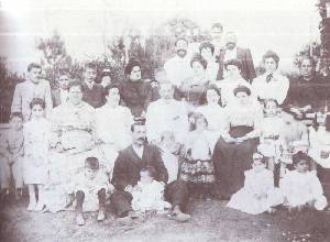 Familia Wandosell Calvache en la finca Villa Dolores. Al fondo se distingue la figura de Adolfo Wandosell