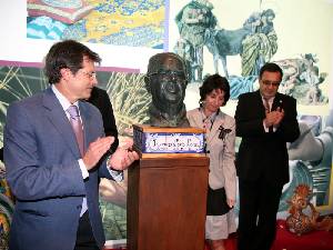 Presentacin en FERAMUR 2008 del busto, en bronce, en homenaje a Lario [Inocencio Lario]