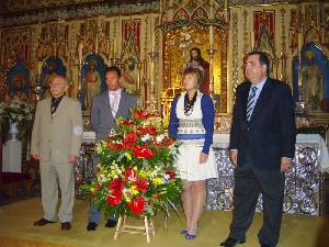 Visita y entrega de Flores a La Fuensanta 