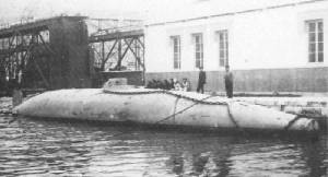Submarino de Peral amarrado al puerto 