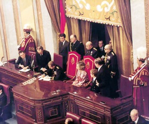 El Rey don Juan Carlos I firma la Constitución de 1978