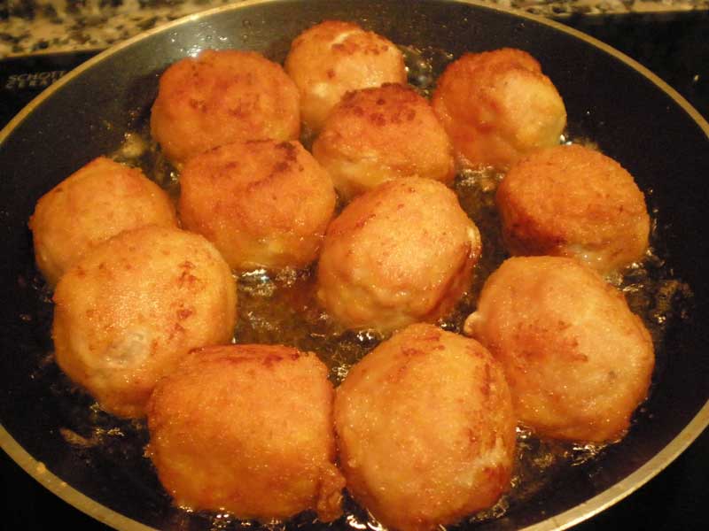 Huevos escondidos dorándose