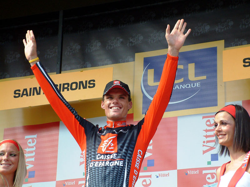 Luis León Sánchez saluda desde el podium tras vencer en la octava etapa del Tour de Francia 2009