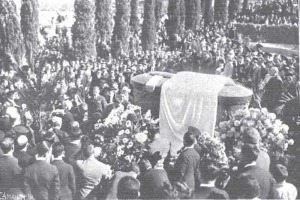 Año 1927: Cartagena. Los restos de Isaac Peral son conducidos a su nuevo mausoleo