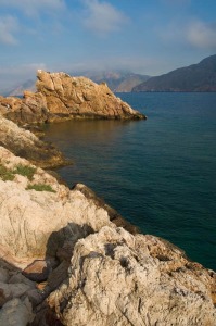 El abrupto relieve de estas islas protege a los procelariformes de sus depredadores