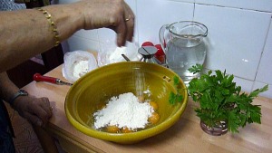 Los huevos se baten con la harina y se echa un poco de sal 