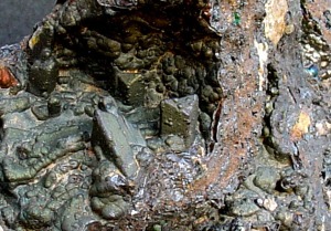 Detalle de los cristales prismticos de anglesita pseudomorfizados por goethita. Su tamao es de unos 6 mm (Sierra de Cartagena)