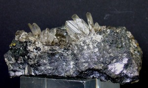 Cristales de anglesita sobre galena. Ejemplar de la coleccin del rea de Geologa de la Universidad de Murcia