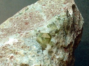 Cristal prismático-piramidal hexagonal de apatito, variedad esparraguina. Minas de la Celia (Jumilla)