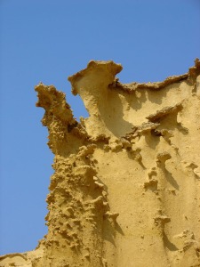 Detalle de las cornisas en las areniscas pliocenas