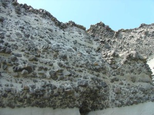 Detalle del acantilado volcnico. Obsrvese la existencia de emisiones de lava (gris claro) y piroclastos (gris oscuro) ms resistentes a la erosin, generados por emisiones explosivas