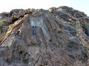 Detalle de un domo con disyuncin columnar. Se genera por la unin de diaclasas que se producen cada 120 al enfriarse y contraerse la lava 