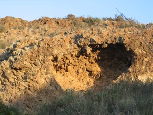 Los fragmentos de rocas, bombas volcnicas y otros piroclastos fueron expulsados violentamente. Su posterior cementacin dio lugar a este aglomerado volcnico, hoy en parte erosionado 