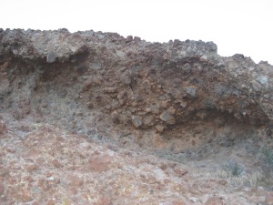 Espectaculares coladas de piroclastos. Se observan al menos tres episodios eruptivos. La erupcin ms potente fue la ltima, ya que tiene los fragmentos de mayor tamao 