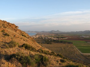 Vista hacia el sur al atardecer. All sentimos lo que le debemos a la Gea por habernos legado esta bella y til geodiversidad. El Mar Menor, los suelos rojos y frtiles del Campo de Cartagena, etc.