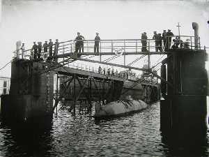 Submarino Peral en el dique flotante. Cartagena. h. 1920