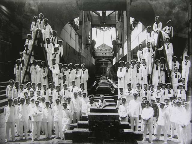 Grupo de marineros en el Arsenal de Cartagena