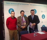 De izquierda a derecha, Jos� Lorenzo Mart�nez, concejal de deportes de San Pedro del Pinatar, el alcalde Jos� Mar�a Garc�a, y Francisco Alfonso Guzm�n, director de la Vuelta a la Regi�n de Murcia