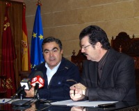 Jes�s Navarro, alcalde de Calasparra y Francisco Alfonso Guzm�n en el momento de la firma del convenio