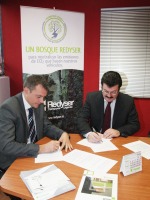 El director general de Redyser, Francisco Jos� Toledo, y el director de la Vuelta a la Regi�n de Murcia, Francisco Alfonso Guzm�n, durante la firma del acuerdo