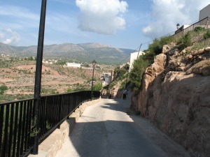 La calle de los romanos es un magnfico paseo por la geodiversidad del oeste del casco urbano de Aledo. Al fondo Sierra Espua, que ya formaba parte del paisaje cuando la zona estaba bajo las aguas