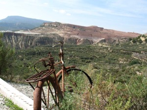 La diversidad geolgica y el esfuerzo de las gentes de Aledo para utilizarla se unieron desde antao en las antiguas terrazas de cultivo, en los molinos harineros, en las captaciones de agua...