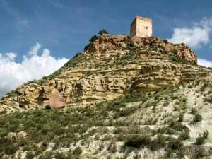 Se observan las tres formaciones geolgicas que forman el cerro de Aledo. La serie muestra retirada progresiva del mar durante el Mioceno superior 