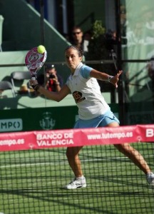 Patricia Llaguno golpeando la pelota en la III Semana de la Mujer y el Pdel de 2009