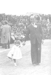 María del Carmen Alonso, quien realizó el saque de honor, junto a su tío Estanislao Ripoll