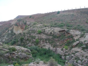 En la ladera oeste del Cabezo del Molino exista un magnfico cambio de facies entre las rocas costeras (en la base) y las de un delta (rocas rojas) que desembocaba aqu hace siete millones de aos