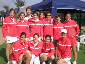 Patricia Llaguno, a la derecha de la imagen, con el equipo de Zaragoza con el que disputa el torneo interclubs