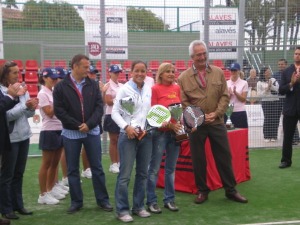 Patricia Llaguno, junto a Eva Gayoso, con el trofeo de campeonas del XXV Campeonato de Espaa en 2008