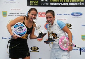 Patricia Llaguno y Cecilia Reiter muerden la copa de campeonas del Pdel Pro Tour San Sebastin 2009