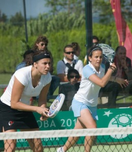 Patricia Llaguno sacando durante un partido de la III Semana de la Mujer y el Pdel 2009