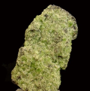 Agregado de cristales irregulares de olivino. Ejemplar de la colección del Área de Geología de la Universidad de Murcia [olivino]