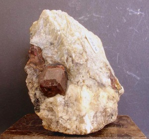 Ejemplar de granate variedad grossularia del museo de minerales del rea de Geologa y Mineraloga de la Universidad de Murcia 