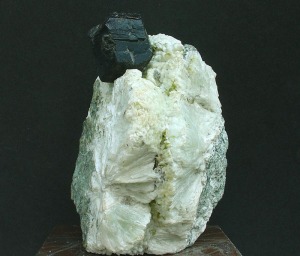 Cristal de granate negro sobre agregados esfricos de cristales de prehnita con epidota verde de las proximidades de Mina Mara (Cehegn) 