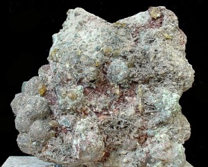 Cristales de titanita sobre prehnita, epidota, analcima y clorita. Mineralizaciones hidrotermales de los Baos de Gilico (Cehegn) [titanita]