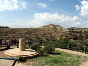 En el mirador de reloj solar, comienza el itinerario. Al fondo las margas de una antigua zona palustre 