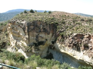 Un didctico plano de falla normal que superpone margas, en la base, y areniscas. Se observa que el bloque de la izquierda se ha hundido coincidiendo con la inclinacin de la fractura 