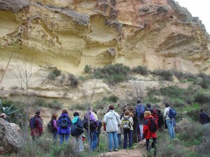 Panormica de la pared este del estrecho de la Agualeja. Este lugar de inters geolgico es muy visitado. En este caso son profesores de instituto 