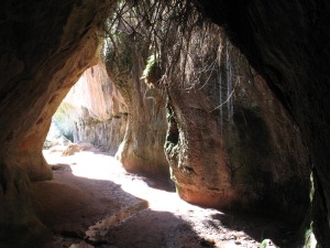 Foto de la entrada del estrecho de la Agualeja tomada desde el interior en mayo de 2009. Aqu el agua cae en una fina cortina y da msica a esta catedral ptrea 