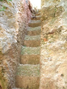 El sacrificio humano por sobrevivir se siente. Los aldeanos nos han dejado un importante patrimonio cultural, las escaleras de acceso y las galeras subterrneas con lumbreras para extraer el agua