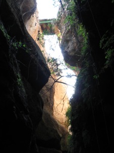 El puente de traviesas por el que discurre el sendero hacia el norte del estrecho nos da una referencia de la profundidad del estrecho [LIG Agualeja]