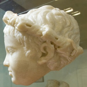 Cabeza coronada de un nio (siglo I a.C.)