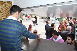 Asistentes a la sardinada en la Plaza del teatro Romea