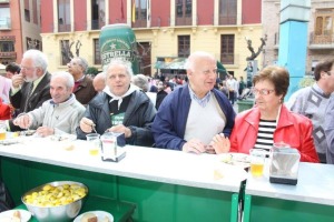 Asistentes a la Sardinada en la Plaza del Teatro Romea