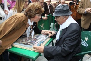 Fulgencio Saura Mira, autor cartel del Entierro de la Sardina 2010, firmando los ejemplares.